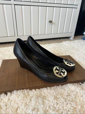 Tory Burch Sally Wedge Peep Toe 8m Black
Pebbled Leather Pump